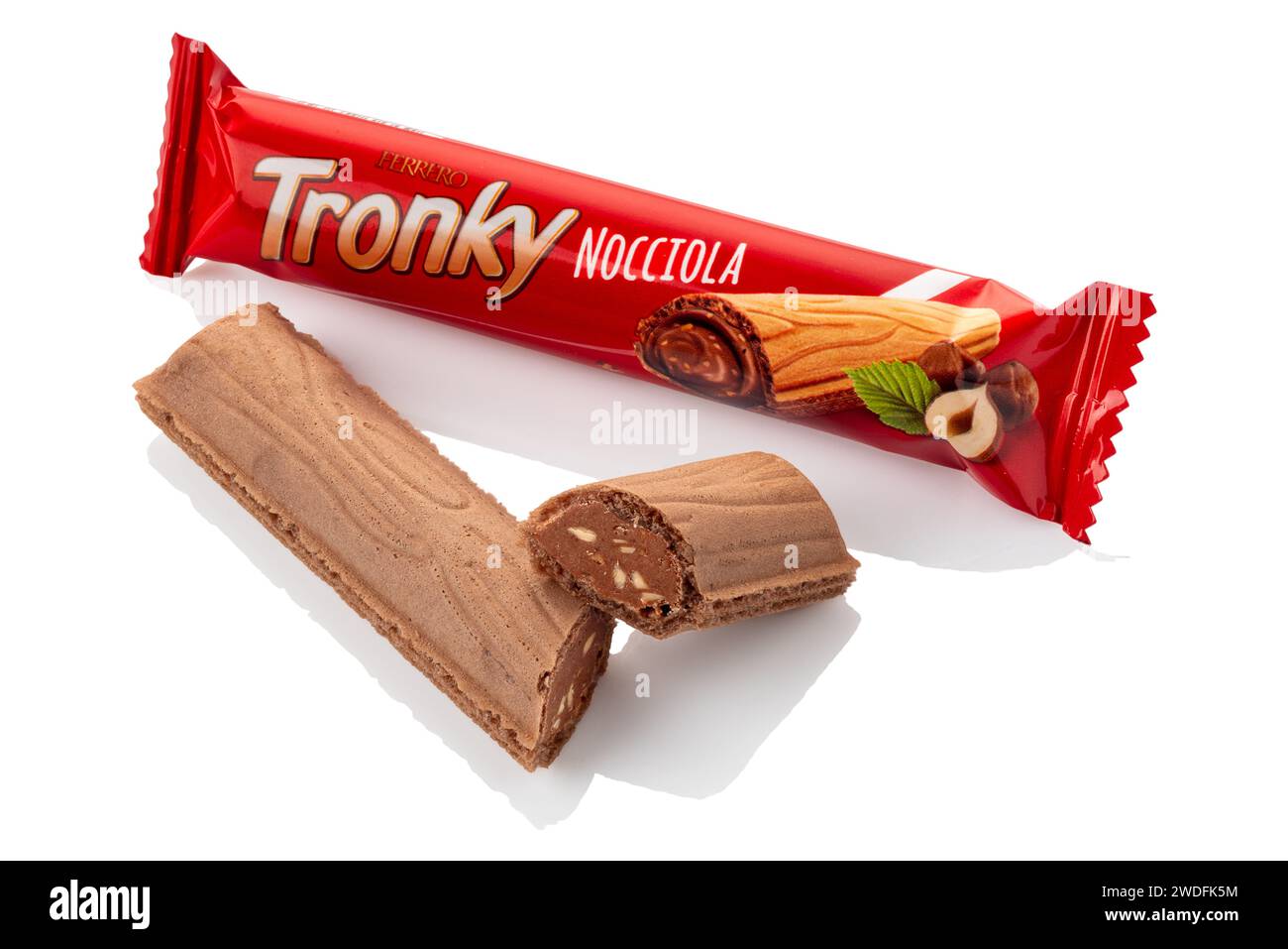 Alba, Italia - 20 gennaio 2024: Cialda Ferrero alla nocciola Tronky a forma di tronco d'albero ripieno di crema di nocciole al cioccolato, confezione e biscotti cu Foto Stock