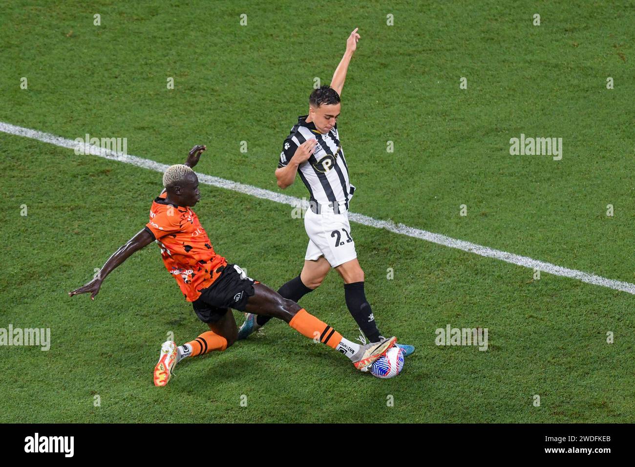 Ayom Majok affronta Bernardo Oliveira al 13° round del calcio maschile A-League, Brisbane Roar vs MacArthur FC, Suncorp Stadium, Brisbane, Queensland, Foto Stock