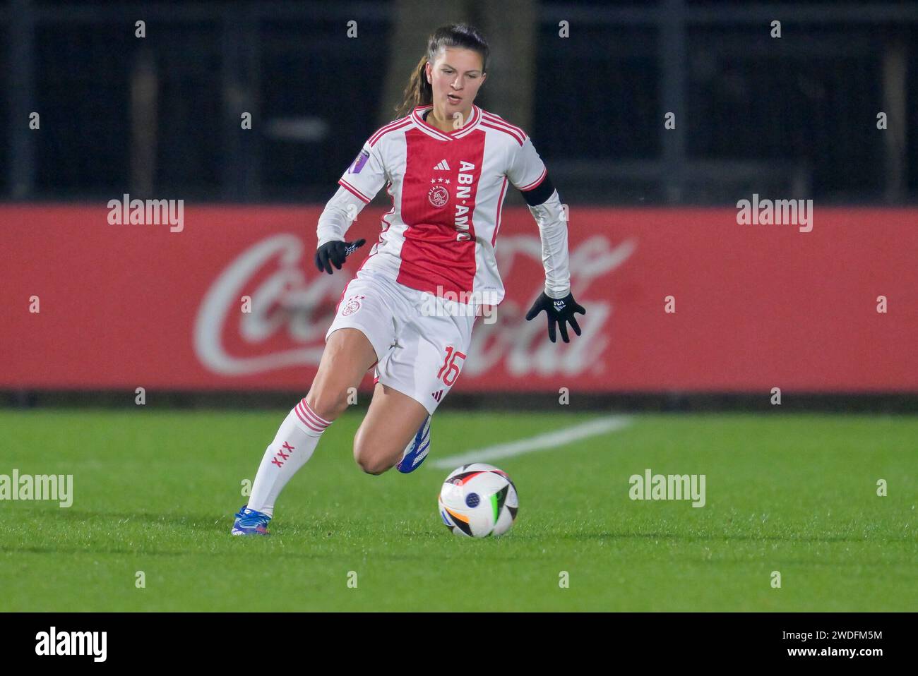 Amsterdam, Paesi Bassi. 20 gennaio 2024. AMSTERDAM, PAESI BASSI - 20 GENNAIO: Danique Noordman dell'AFC Ajax controlla il pallone durante l'Azerion Vrouwen Eredivisie match tra Ajax e Excelsior allo Sportpark De toekomst il 20 gennaio 2024 ad Amsterdam, Paesi Bassi. (Foto di Jan Mulder/Orange Pictures) credito: dpa/Alamy Live News Foto Stock