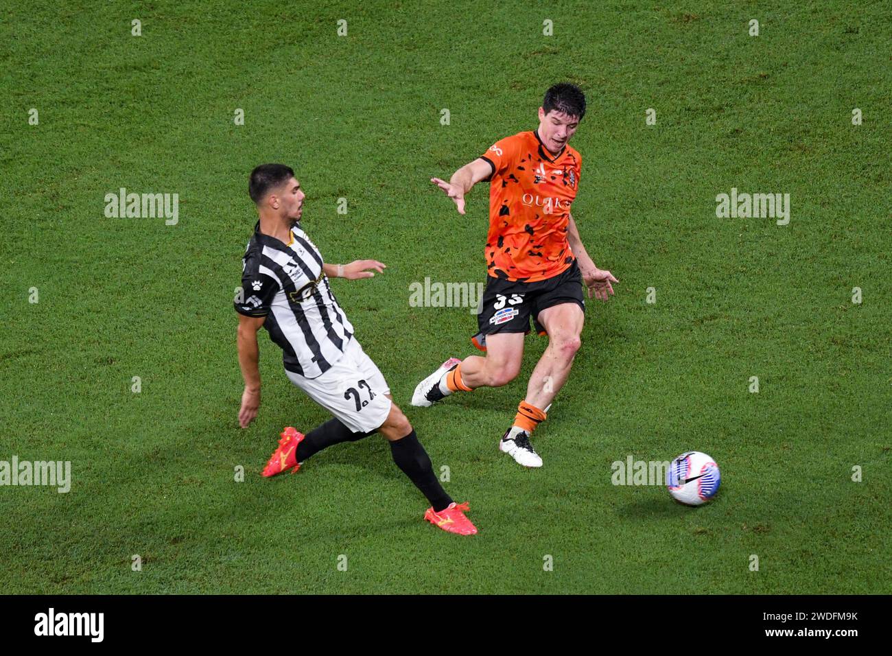 Yianni Nicolaou passa sotto pressione al 13° round del calcio maschile A-League, Brisbane Roar vs MacArthur FC, Suncorp Stadium, Brisbane, Queensland Foto Stock