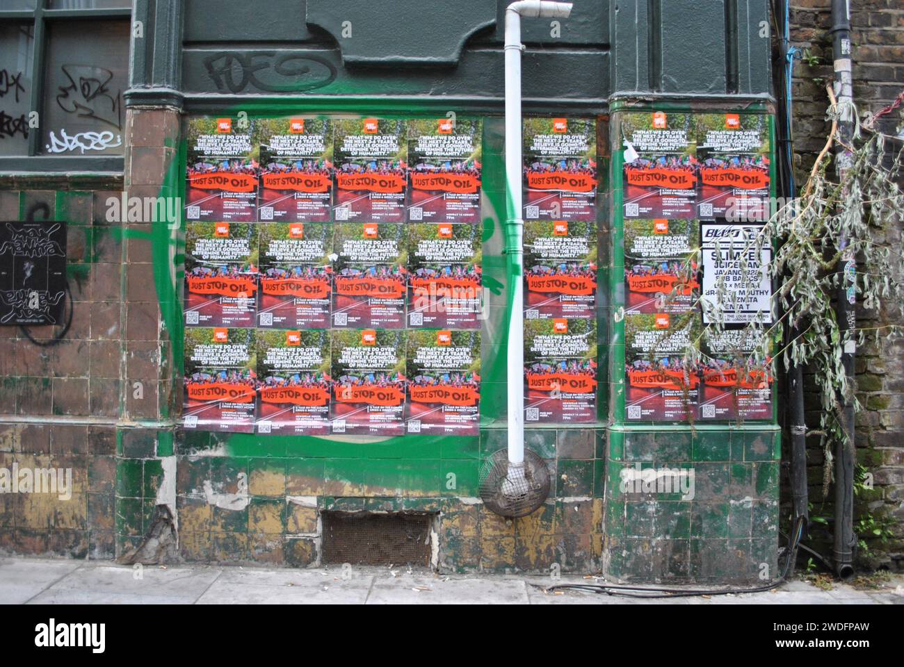 Basta fermare gli adesivi Oil Bill a Shoreditch, nella zona est di Londra Foto Stock