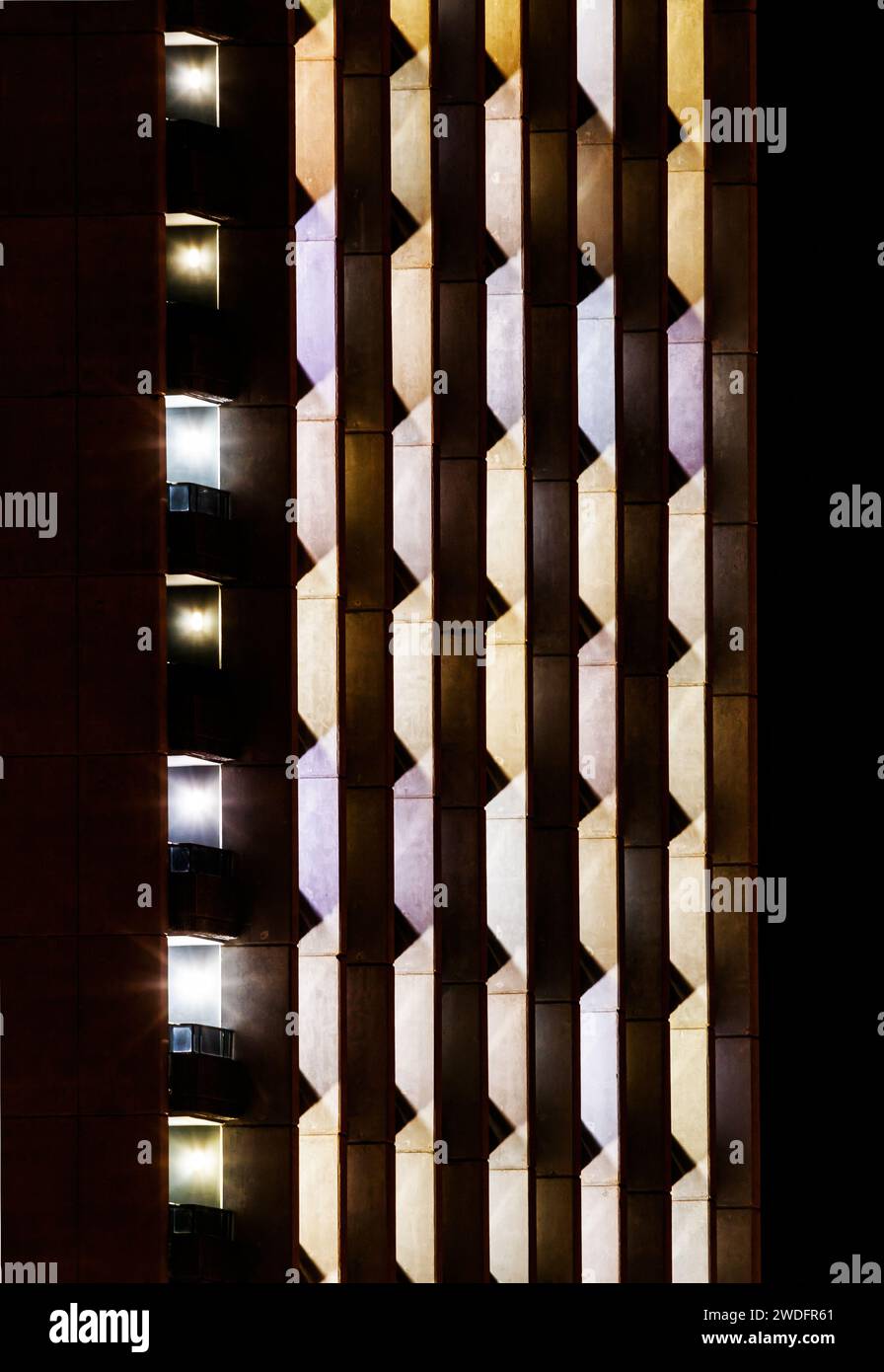 Hotel con finestre illuminate di diversi colori a Benidorm Foto Stock