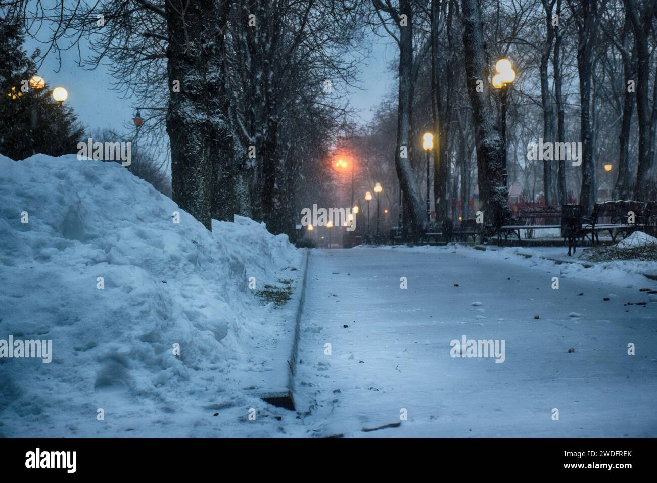 Splendida vista del lago Emerald, con la neve ricoperta e un Lodge di legno che si illumina nelle montagne rocciose e nella pineta d'inverno al parco nazionale di Yoho, British Foto Stock