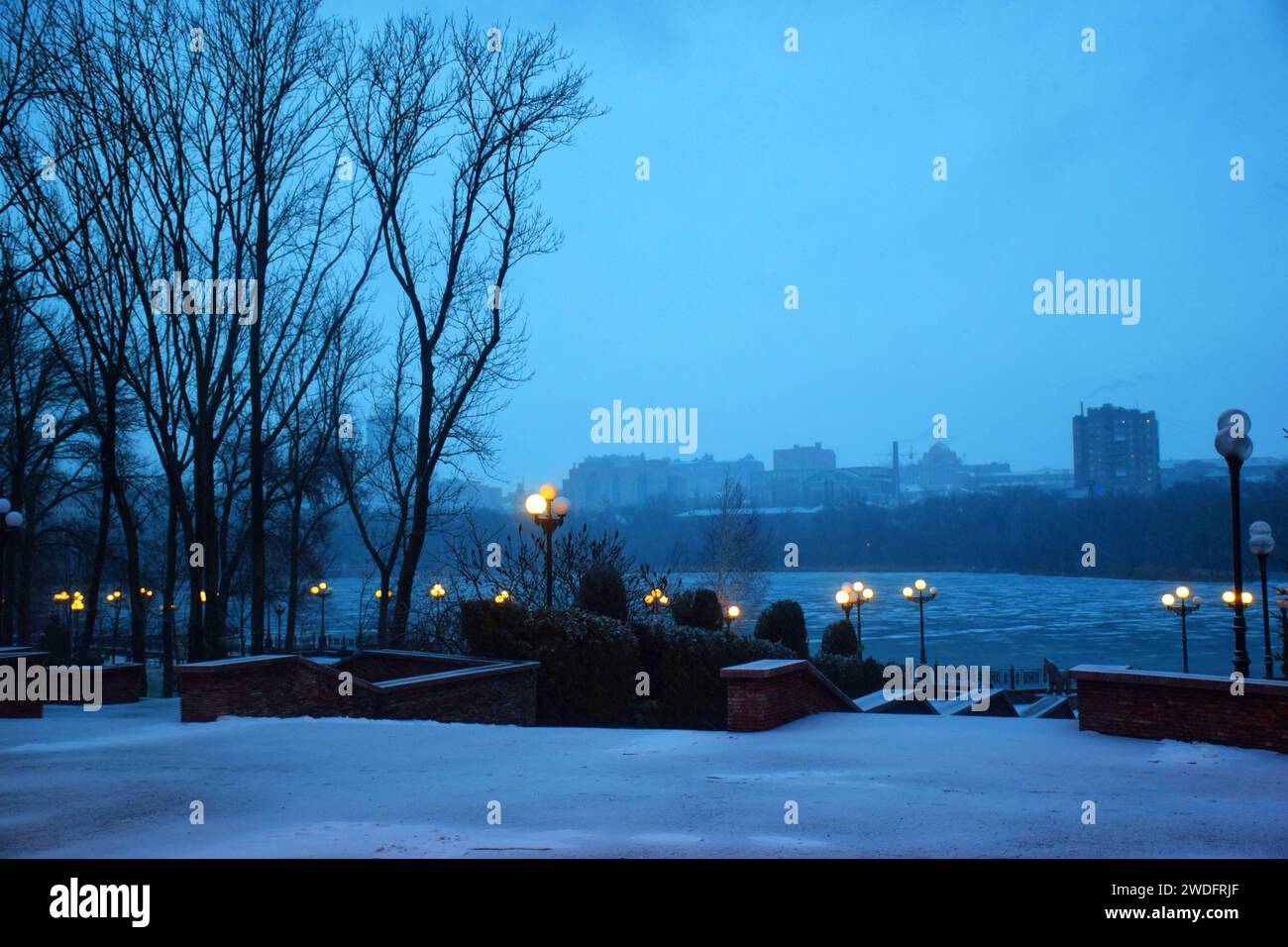 Splendida vista del lago Emerald, con la neve ricoperta e un Lodge di legno che si illumina nelle montagne rocciose e nella pineta d'inverno al parco nazionale di Yoho, British Foto Stock