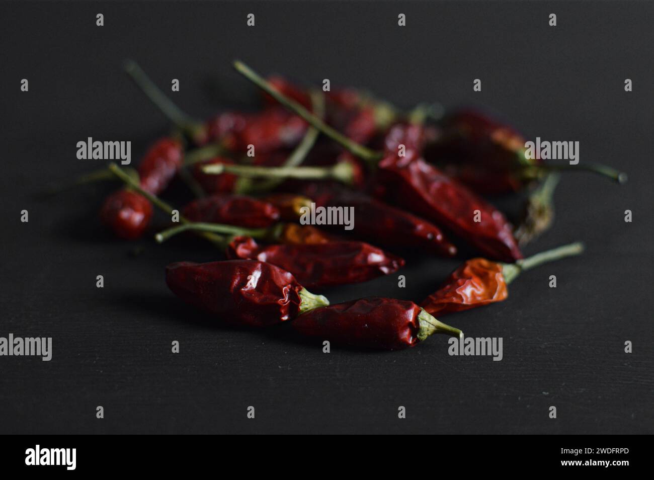 Italia Red pigment food Photography su sfondo nero composizione creativa Foto Stock