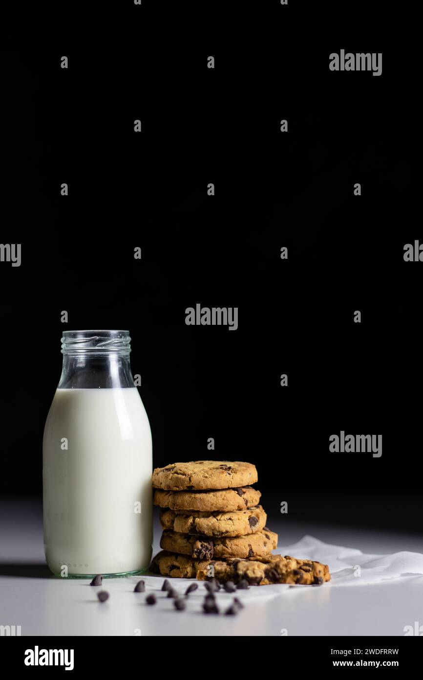 Fotografia gastronomica per la colazione composizione estetica su sfondo bianco e nero Foto Stock