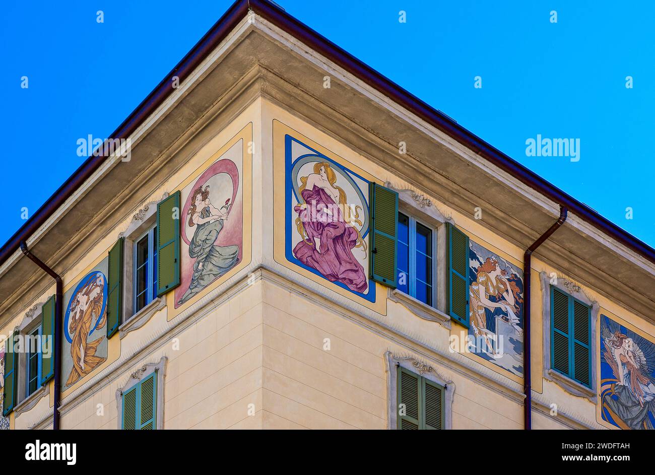 Italia, Lombardia Como, case decorate in stile Liberty in Piazza Alessandro volta Foto Stock