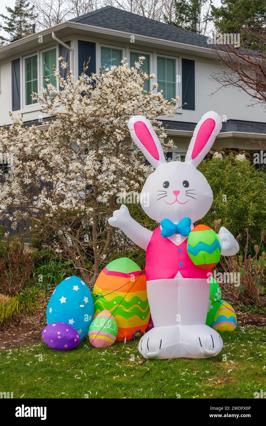 Un coniglio pasquale decorativo e uova in una strada residenziale a Victoria, Vancouver Island, British Columbia, Canada. Foto Stock