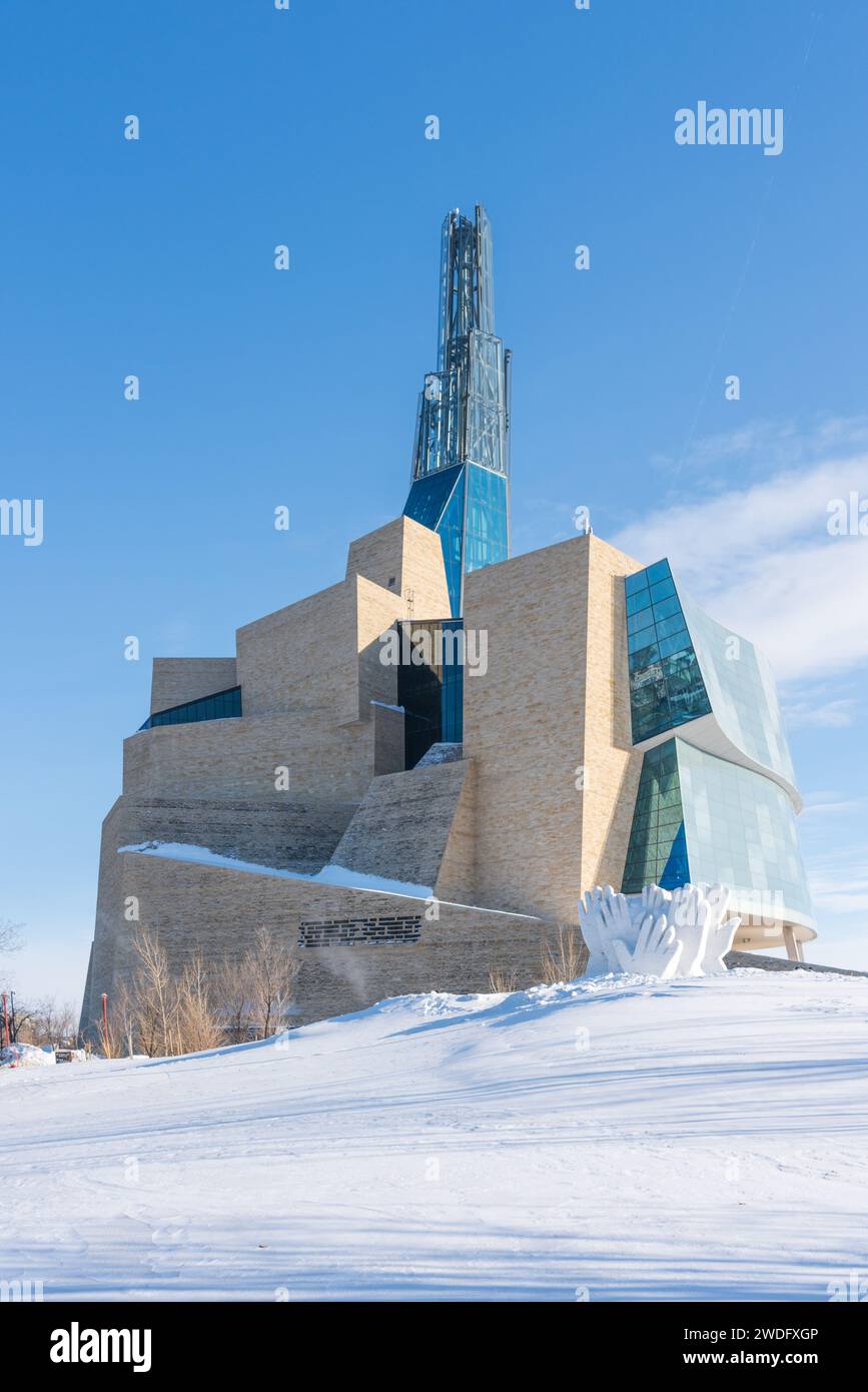 Il Canadian Museum for Human Rights and Snow Sculptures al Festival du Voyageur di Winnipeg, Manitoba, Canada. Foto Stock