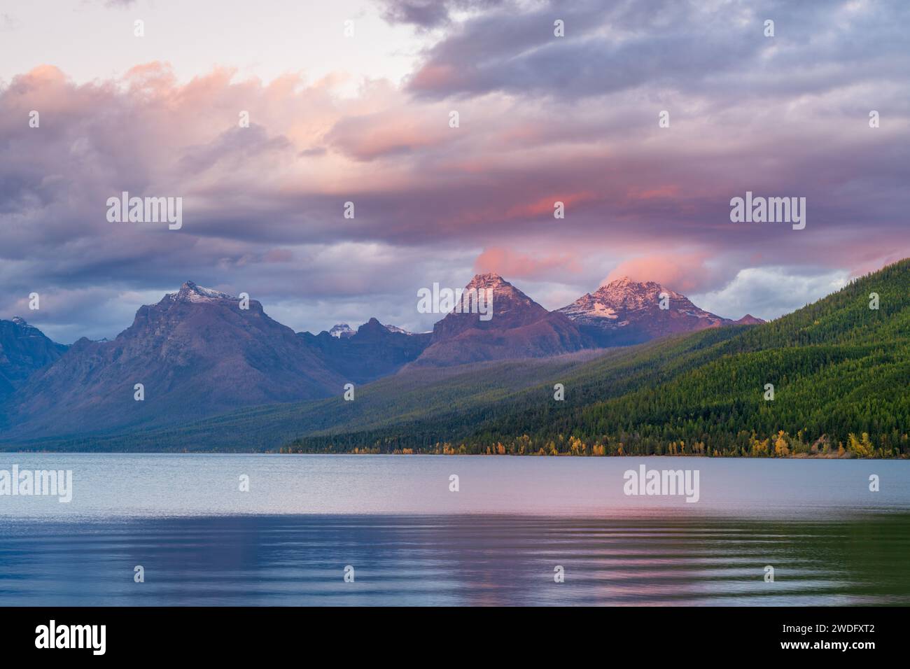 Sunrise alpenglow sul lago McDonald, Glacier National Park, Montana, USA. Foto Stock