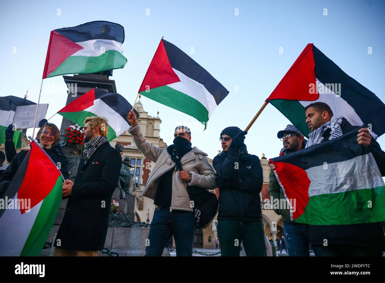 Cracovia, Polonia. 20 gennaio 2024. La manifestazione solidarietà con la Palestina contro gli attacchi israeliani su Gaza si è tenuta nella piazza principale di Cracovia, in Polonia, il 20 gennaio 2024. Le proteste a sostegno della Palestina si sono svolte in tutto il mondo dopo sanguinosi eventi in Medio Oriente. (Immagine di credito: © Beata Zawrzel/ZUMA Press Wire) SOLO USO EDITORIALE! Non per USO commerciale! Foto Stock