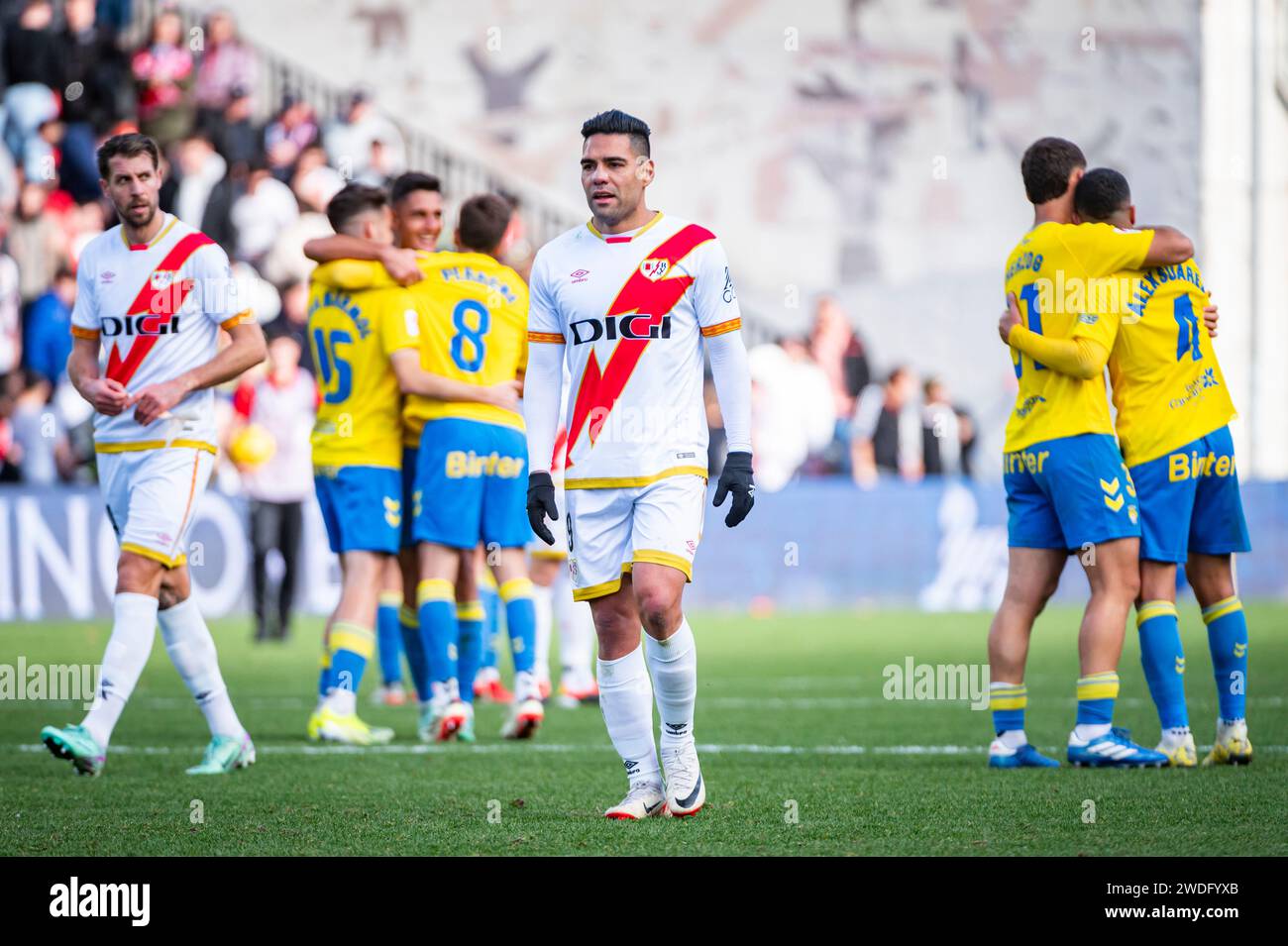 Madrid, Spagna. 20 gennaio 2024. Radamel Falcao Garcia (R) e Florian Lejeune (L) di Rayo Vallecano hanno visto uscire dal campo mentre i giocatori di Las Palmas celebrano la vittoria alla fine della partita di calcio la Liga EA Sports 2023/24 tra Rayo Vallecano vs Las Palmas all'Estadio Vallecas. Punteggio finale; Rayo Vallecano 0 : 2 Las Palmas. (Foto di Alberto Gardin/SOPA Images/Sipa USA) credito: SIPA USA/Alamy Live News Foto Stock