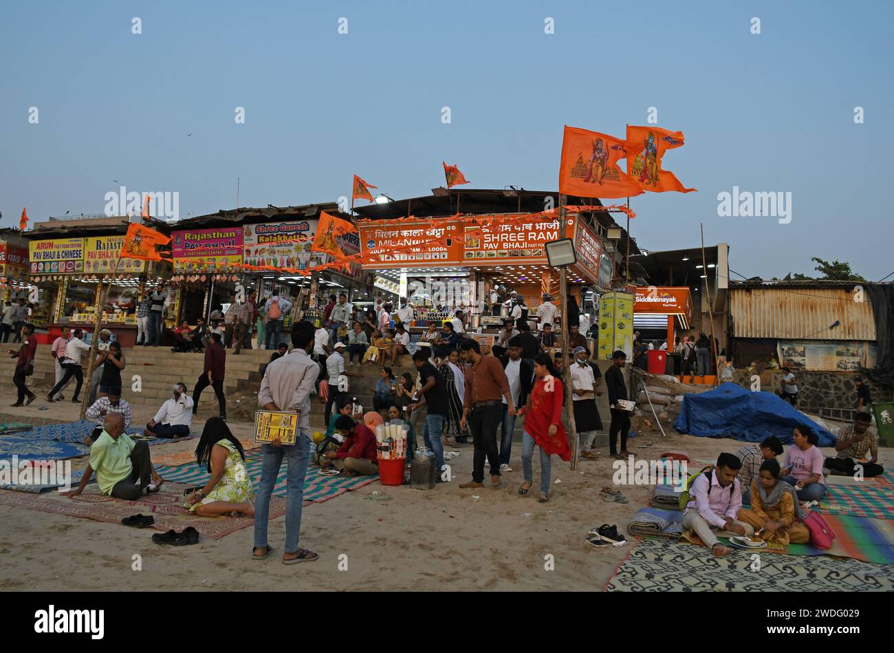 Mumbai, India. 20 gennaio 2024. Le bancarelle di cibo sono viste con le bandiere della divinità indù Lord RAM issate sulla spiaggia di Juhu a Mumbai. La cerimonia di consacrazione dell'idolo della divinità indù Lord RAM si svolgerà il 22 gennaio 2024 nella città Santa di Ayodhya nello stato di Uttar Pradesh e in quella data il tempio sarà aperto al pubblico per pregare. (Foto di Ashish Vaishnav/SOPA Images/Sipa USA) credito: SIPA USA/Alamy Live News Foto Stock