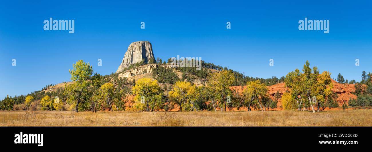 Monumento nazionale della Devils Tower con colori autunnali, vicino a Sundance, Wyoming, Stati Uniti. Foto Stock