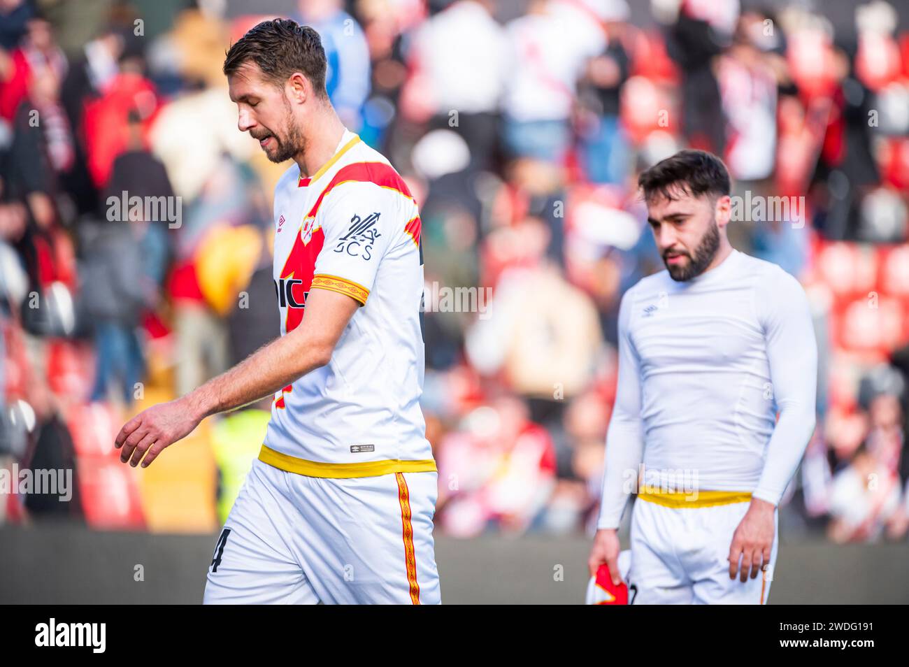 Madrid, Spagna. 20 gennaio 2024. Florian Lejeune (L) e Unai Lopez (R) di Rayo Vallecano hanno visto uscire dal campo alla fine della partita di calcio la Liga EA Sports 2023/24 tra Rayo Vallecano vs Las Palmas all'Estadio Vallecas. Punteggio finale; Rayo Vallecano 0 : 2 Las Palmas. (Foto di Alberto Gardin/SOPA Images/Sipa USA) credito: SIPA USA/Alamy Live News Foto Stock
