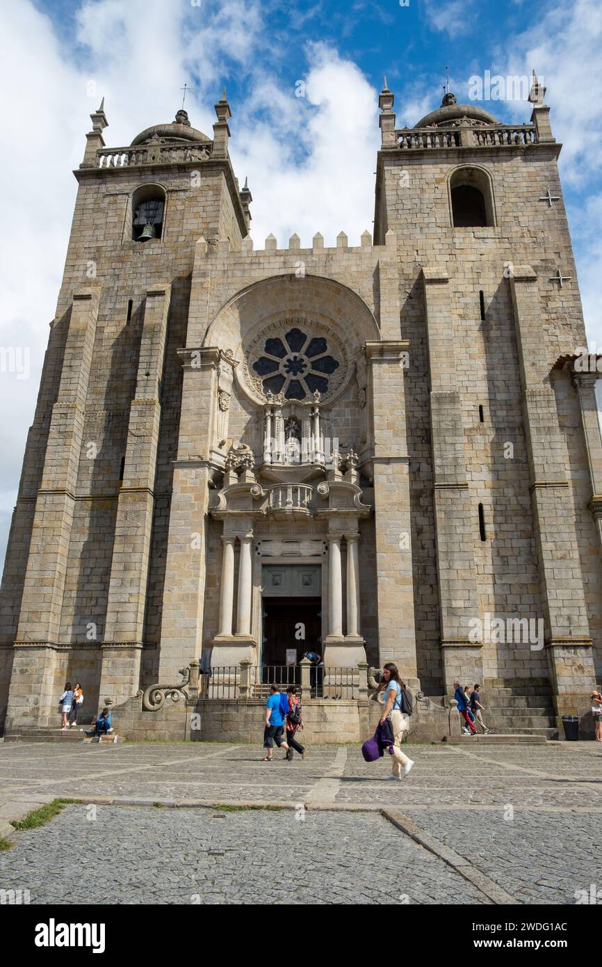 Porto, Portogallo - 17 settembre 2023. Giornata di sole a sud-est della Cattedrale di Porto Foto Stock