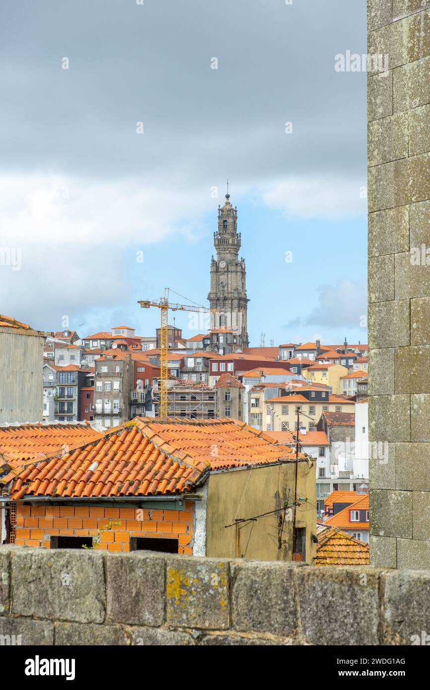 Porto, Portogallo - 17 settembre 2023. Vista della città vecchia e della Torre di Clerigos. Giorno nuvoloso. Foto Stock