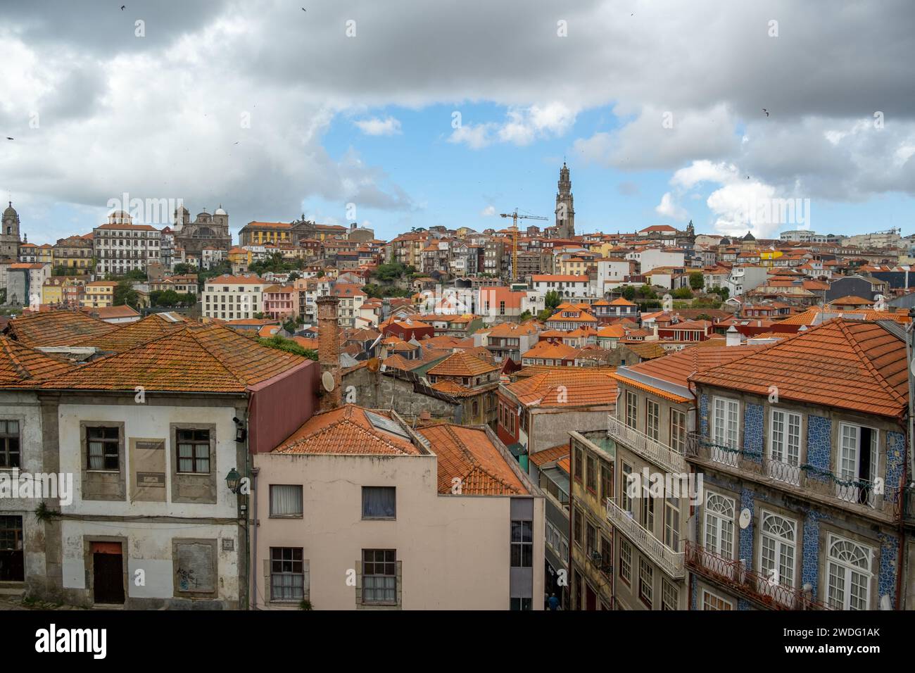 Porto, Portogallo - 17 settembre 2023. Vista della città vecchia e della Torre di Clerigos. Giorno nuvoloso. Foto Stock