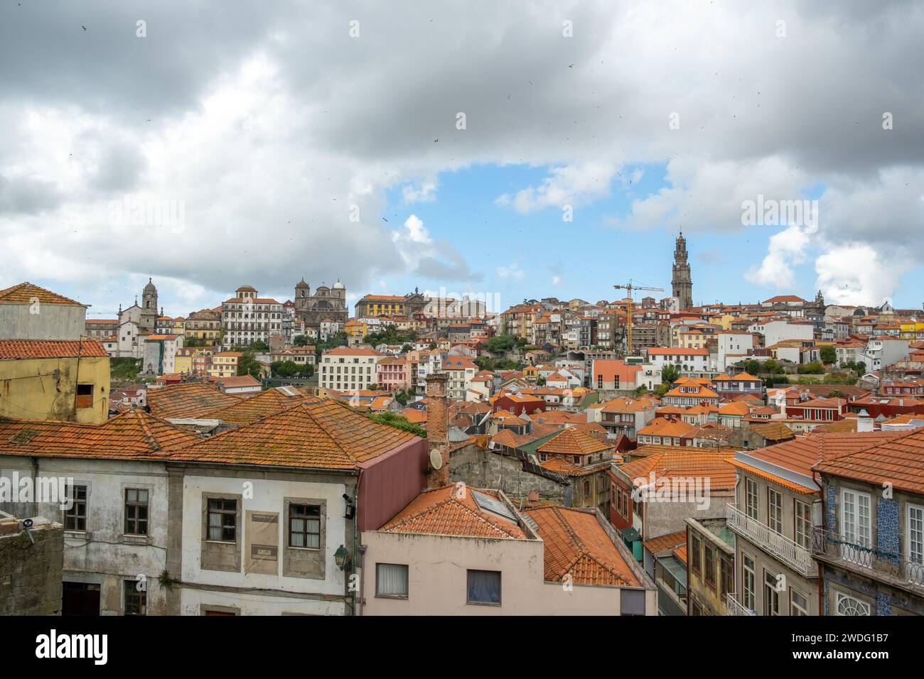 Porto, Portogallo - 17 settembre 2023. Vista della città vecchia e della Torre di Clerigos. Giorno nuvoloso. Foto Stock