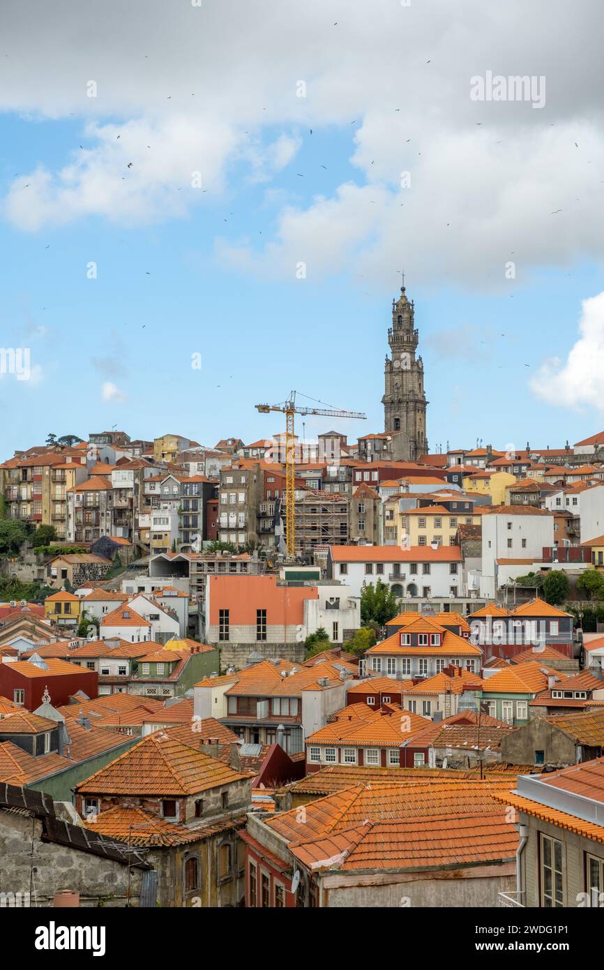 Porto, Portogallo - 17 settembre 2023. Vista della città vecchia e della Torre di Clerigos. Giorno nuvoloso. Foto Stock