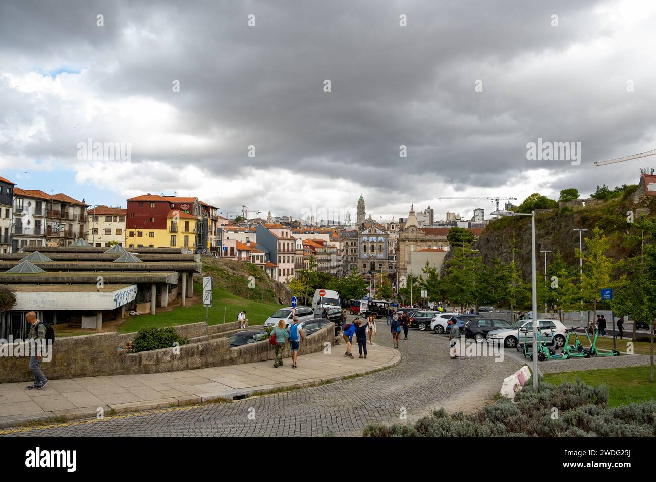 Porto, Portogallo - 17 settembre 2023. Vista della città vecchia e della Torre di Clerigos. Giorno nuvoloso. Foto Stock