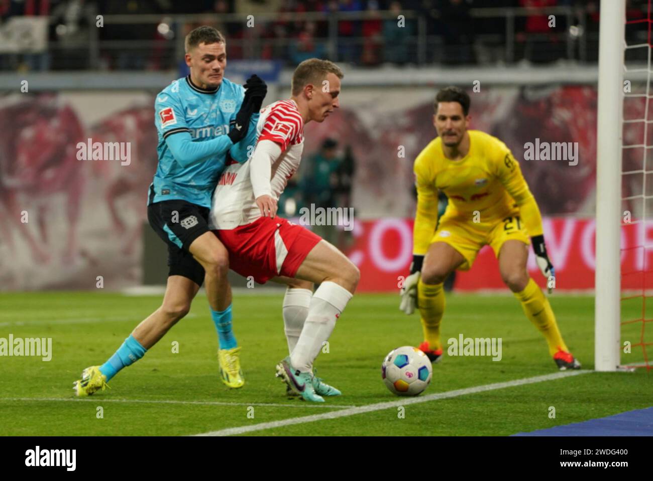 Lipsia, Deutschland 20. Januar 2024: 1.BL - 2023/2024 - RB Leipzig vs. Bayer 04 Leverkusen IM Bild: v. li. im Zweikampf Florian Wirtz Leverkusen), Lukas Klostermann (Lipsia) und Torhüter Janis Blaswich (Lipsia) /// le normative DFL vietano qualsiasi uso di fotografie come sequenze di immagini e/o quasi-video. /// Foto Stock