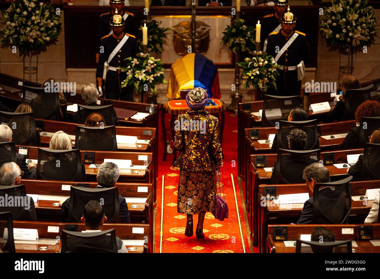 Bogotà, Colombia. 20 gennaio 2024. La deputata colombiana Piedad Cordoba muore a 68 anni dopo un infarto a Medellin, Colombia, 20 gennaio 2024. La foto mostra Cordoba che cammina verso la bara di Fernando Botero mentre il congresso colombiano ha ospitato un'obit al compianto artista colombiano Fernando Botero, il 2023 settembre giorni dopo la sua morte. Foto di: Sebastian Barros/Long Visual Press Credit: Long Visual Press/Alamy Live News Foto Stock