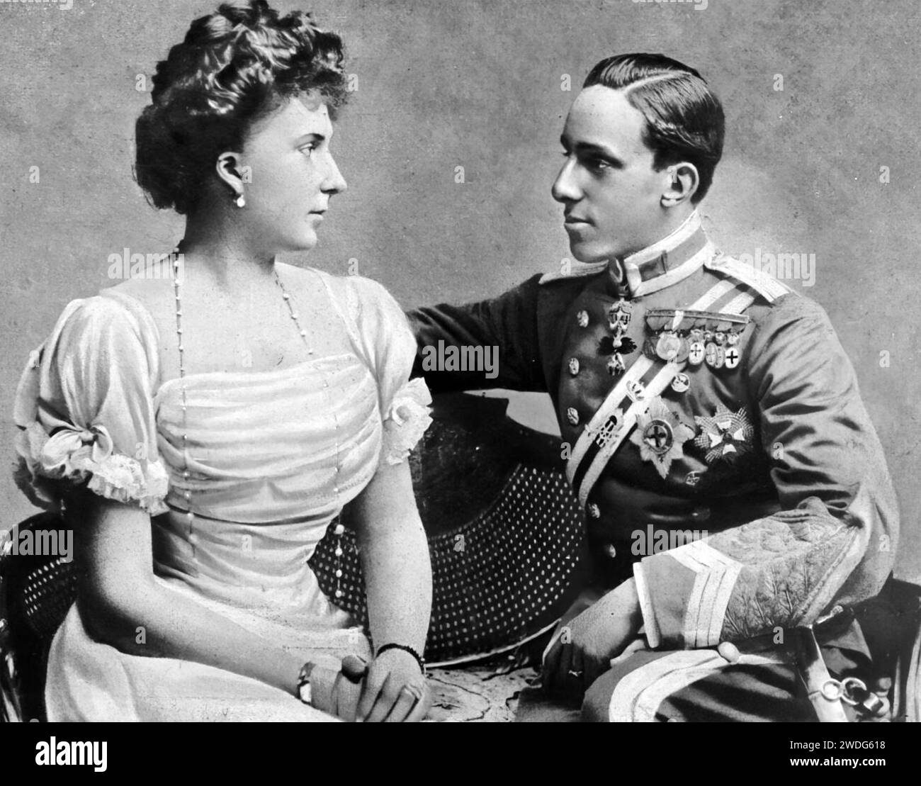 ALFONSO XIII (1886-1941) re di Spagna con sua moglie Vittoria Eugenia intorno al 1910 Foto Stock