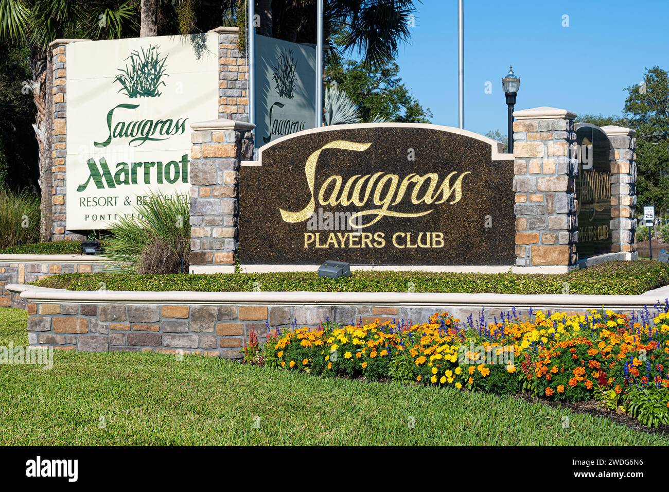 Ingresso al Sawgrass Players Club e al Sawgrass Marriott Resort & Beach Club lungo la strada costiera panoramica e storica A1A a Ponte Vedra Beach, Florida. Foto Stock