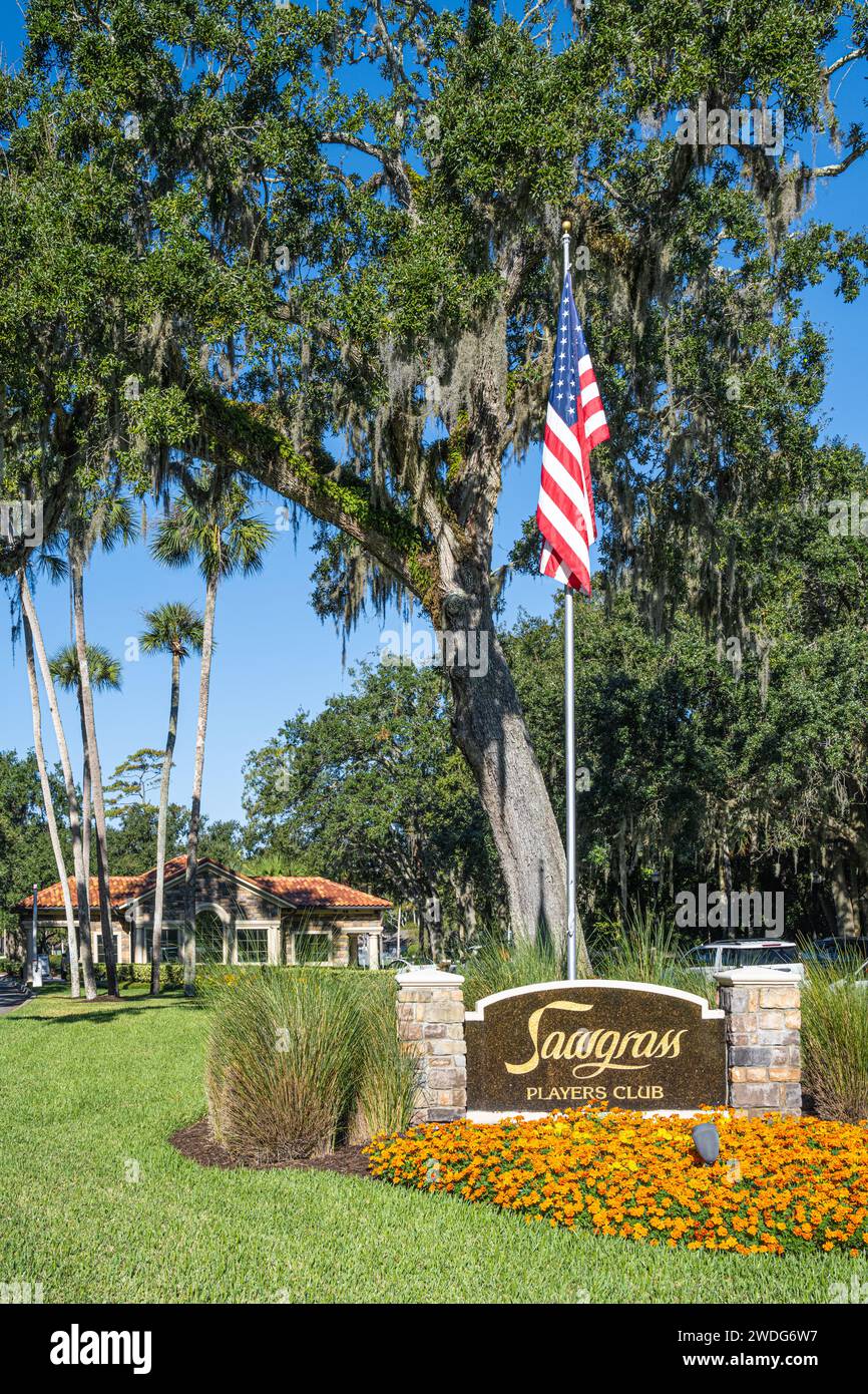 Porta d'ingresso del Sawgrass Players Club e cartello d'ingresso lungo la Florida A1A a Ponte Vedra Beach, Florida. (USA) Foto Stock