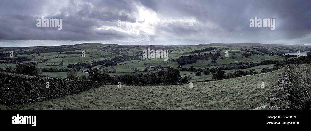 Una fotografia Panorama Landscape che mostra le colline di Nidderdale intorno a Wath nella North Yorkshire Dales area Foto Stock