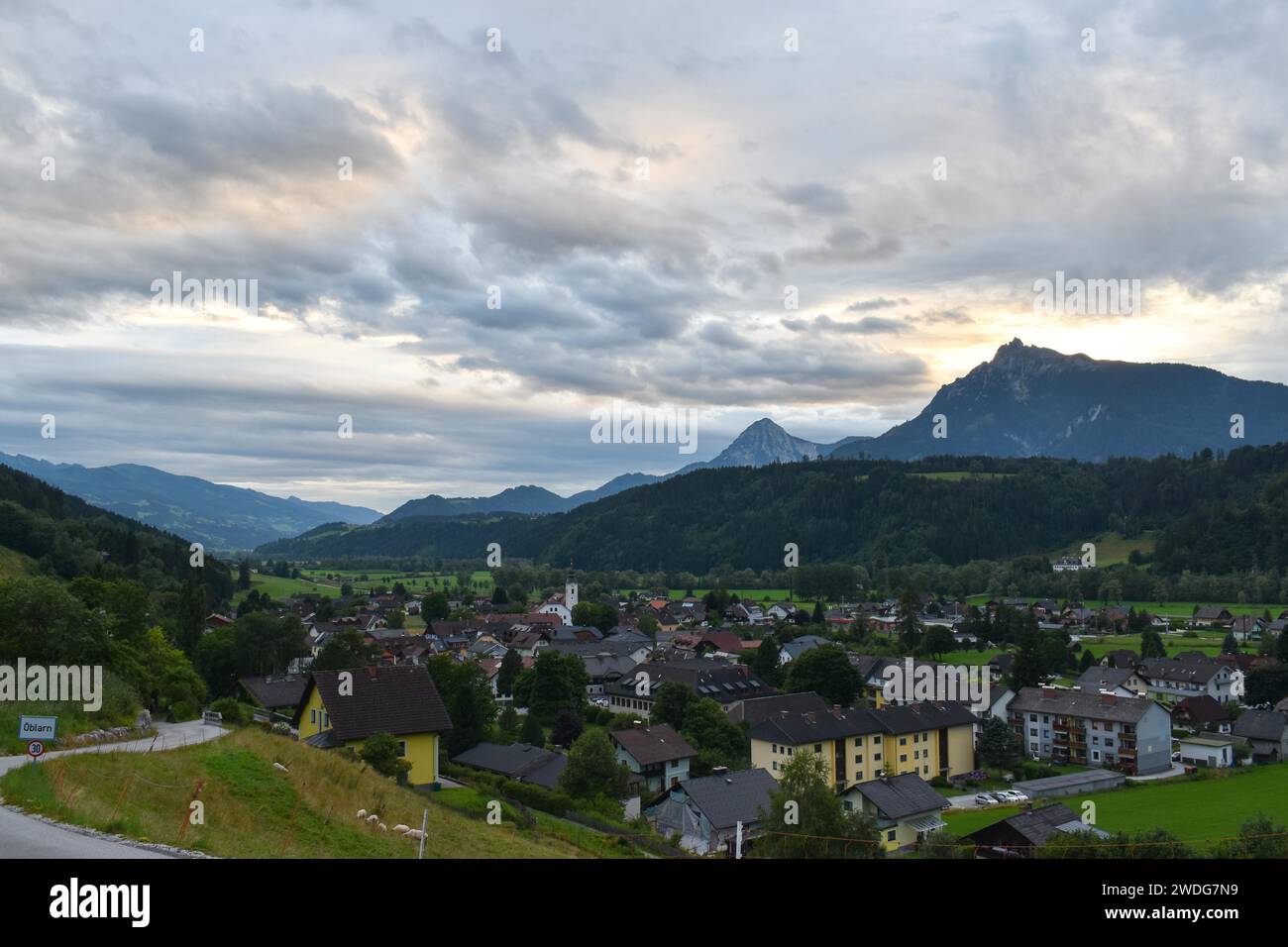 Il villaggio di Oeblarn nella valle di Enns, con sullo sfondo il monte Stoderzinken, Stiria, Austria Foto Stock