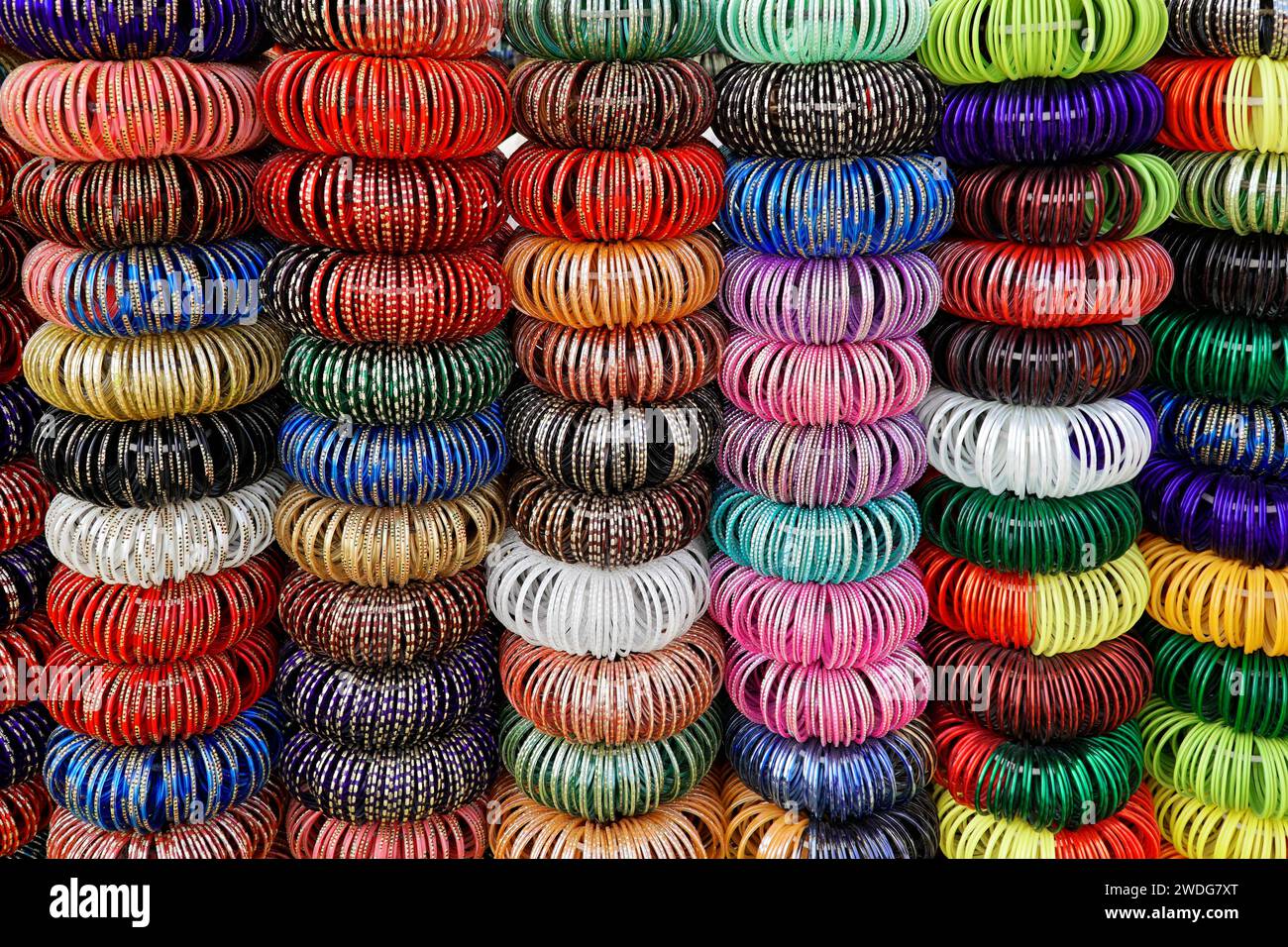 Bracciali o bracciali indiani in una gioielleria, Jodhpur, Rajasthan, India Foto Stock