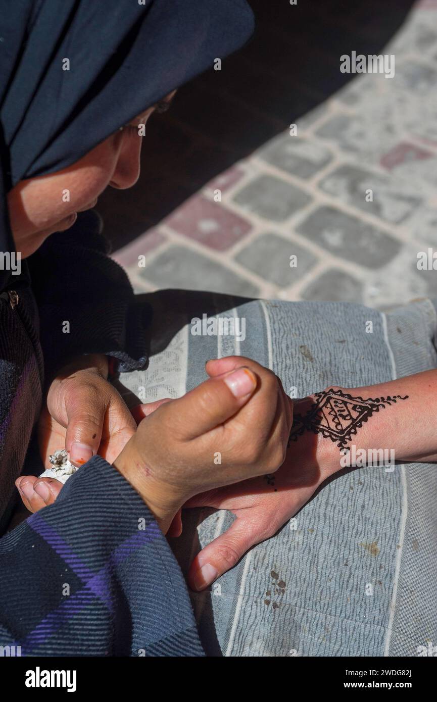 Tatuaggio tradizionale marocchino a mano, henné, tatuaggio, artigianato, tradizione, tradizionale, orientale, arabo, colore delle piante, decorazione del corpo, pattern, personalizzato Foto Stock