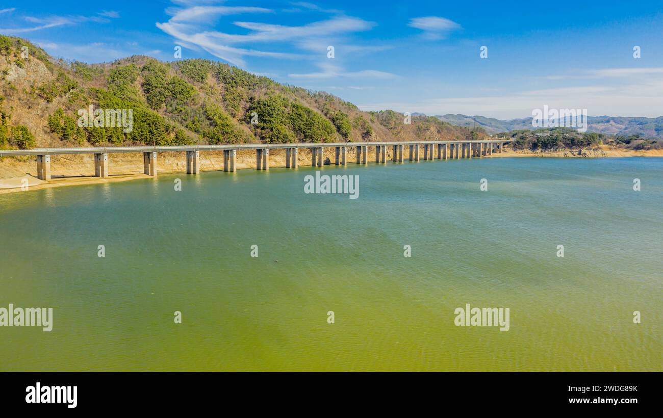 Vista aerea del lago con ponte e montagne sullo sfondo a Jeongcheon-myeon, Corea del Sud Foto Stock