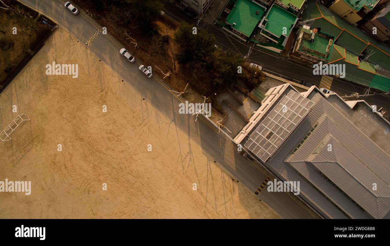 Veduta aerea dell'edificio sportivo del campus est del Woosong College e del campo da calcio sporco, Corea del Sud Foto Stock