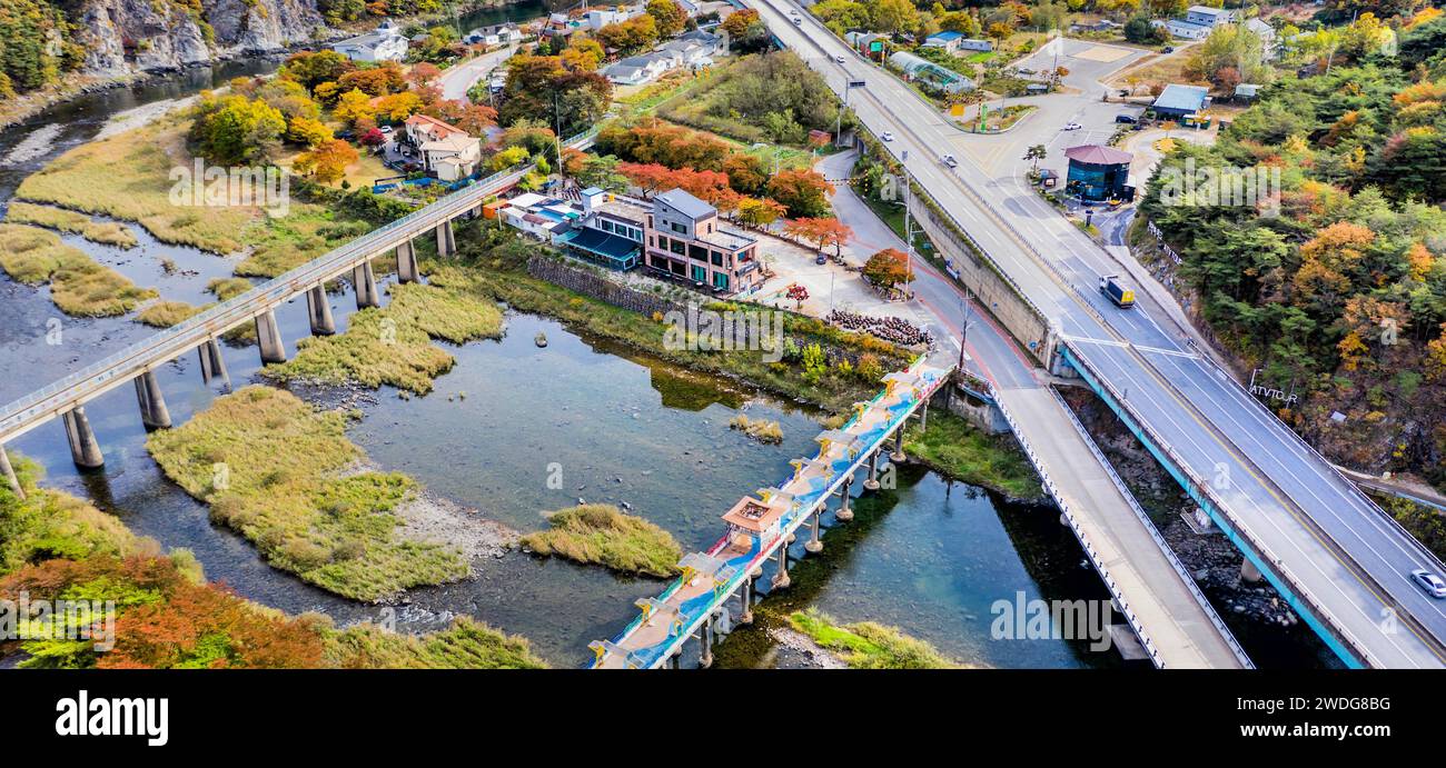 26 ottobre 2022: Solo per uso editoriale. Vista aerea del fiume e dei ponti nell'area turistica rurale di Maseong-myeon, Corea del Sud Foto Stock