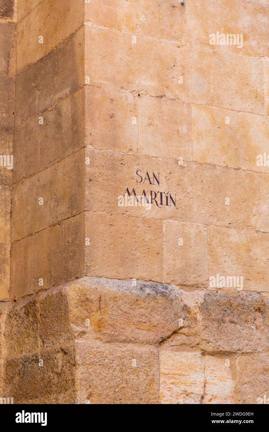Salamanca, Spagna - 20 febbraio 2022: Cartelli con piastrelle in ceramica per il nome della strada a Salamanca, Castiglia e Leon, Spagna. San Martin Foto Stock