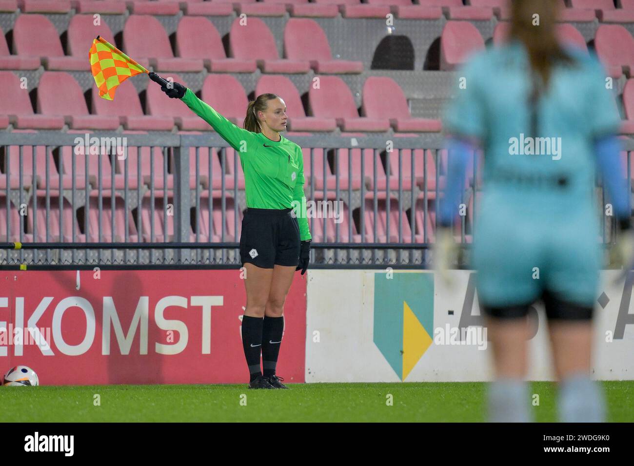 Amsterdam, Paesi Bassi. 20 gennaio 2024. AMSTERDAM, PAESI BASSI - 20 GENNAIO: Assistente arbitro Fleur Knevelman in azione durante l'Azerion Vrouwen Eredivisie match tra Ajax e Excelsior allo Sportpark De toekomst il 20 gennaio 2024 ad Amsterdam, Paesi Bassi. (Foto di Jan Mulder/Orange Pictures) credito: dpa/Alamy Live News Foto Stock