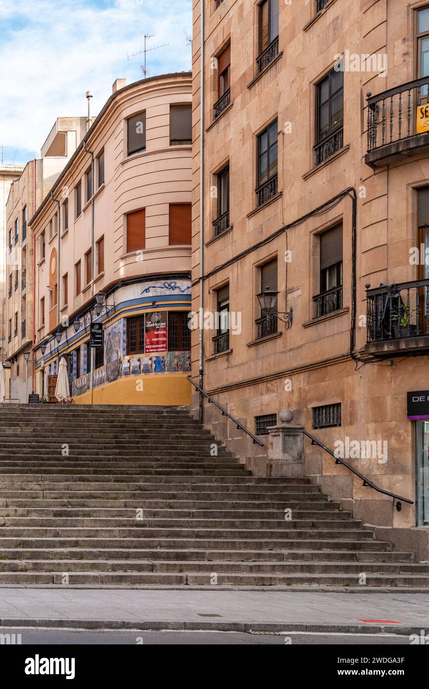 Salamanca, Spagna-FEB 20, 2022: Architettura generica e vista sulla strada da Salamanca, una città storica in Castiglia e nella regione di Leon in Spagna. Foto Stock