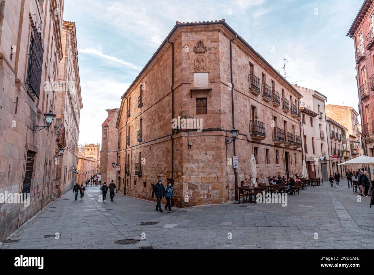 Salamanca, Spagna-FEB 20, 2022: Architettura generica e vista sulla strada da Salamanca, una città storica in Castiglia e nella regione di Leon in Spagna. Foto Stock