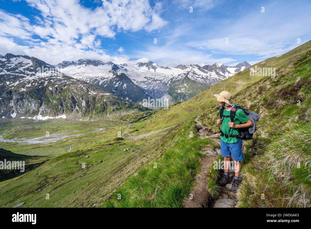 Alpinista su un sentiero escursionistico nel pittoresco paesaggio montano, vetta con neve e ghiacciaio Hornkees e Waxeggkees, vetta Hornspitzen e. Foto Stock