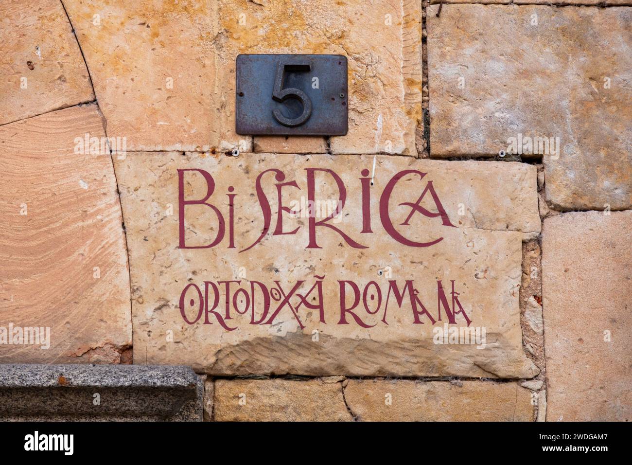 Salamanca, Spagna - 20 febbraio 2022: Cartelli con piastrelle in ceramica per il nome della strada a Salamanca, Castiglia e Leon, Spagna. Biserica Ortodoxa Romana. Foto Stock