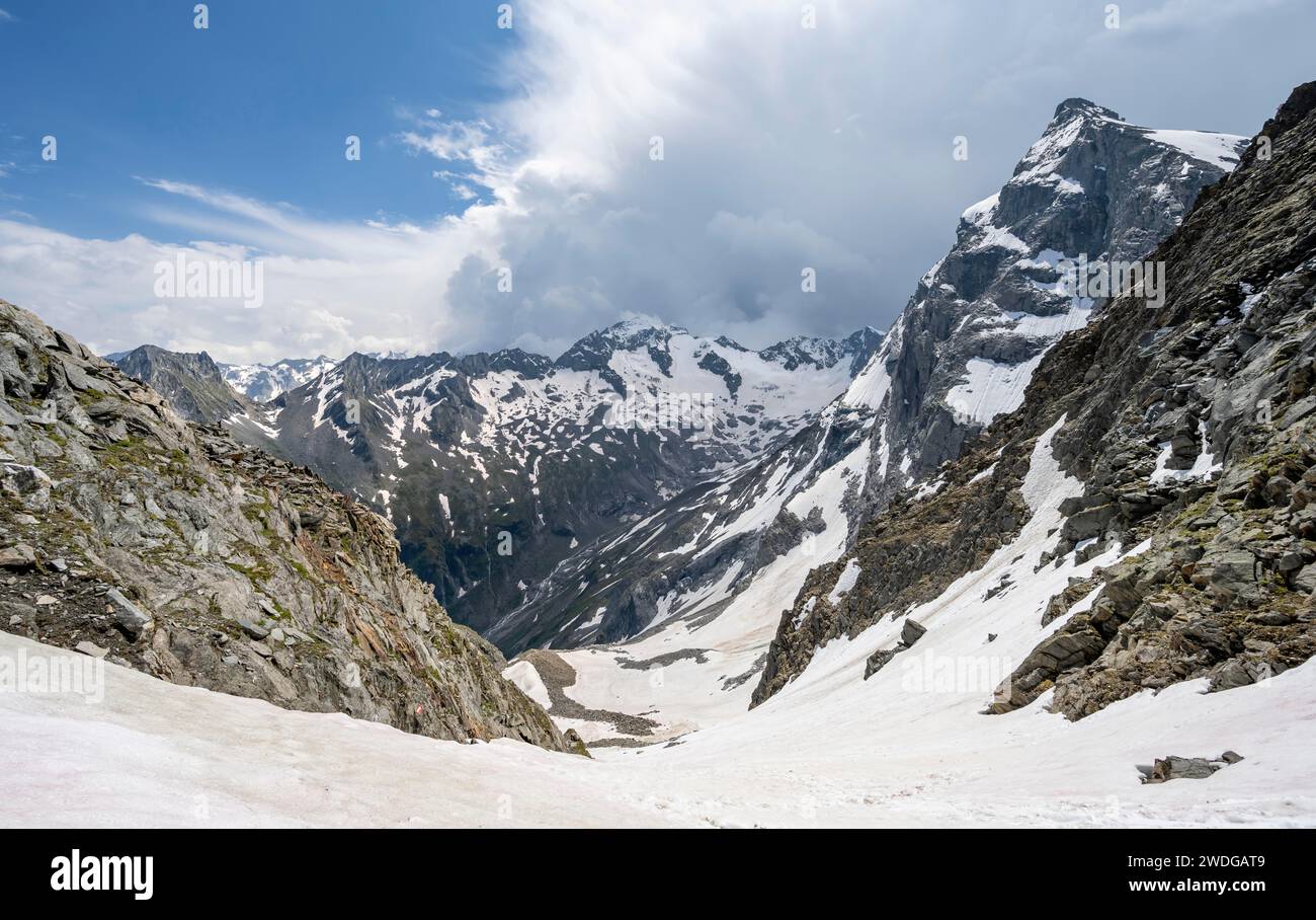 Vista dalla Noerdliche Moerchnerscharte, dietro la vetta del monte Greizer Spitze con la neve, Berliner Hoehenweg, Alpi dello Zillertal, Tirolo, Austria Foto Stock