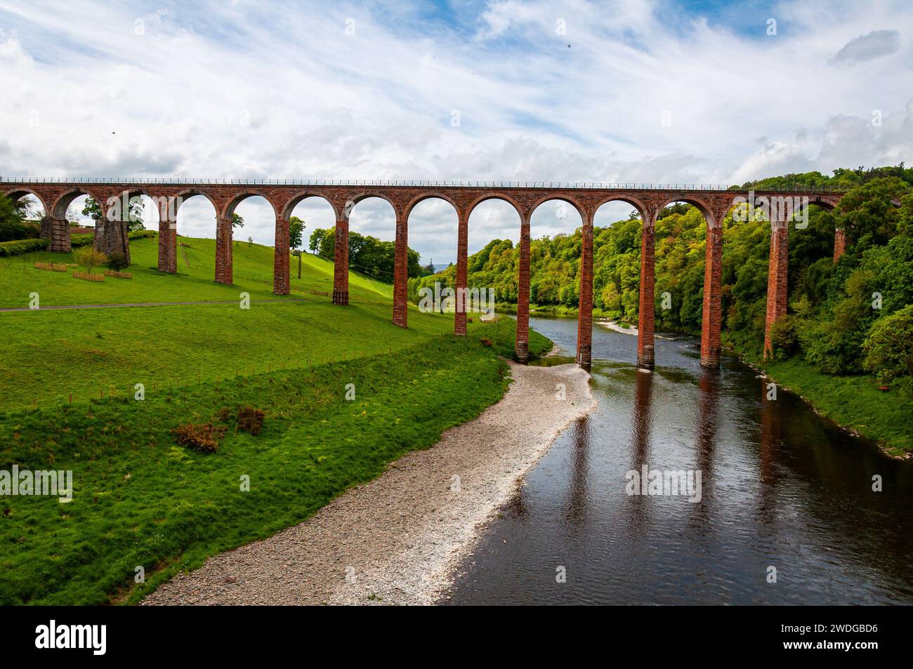 Il viadotto Leaderfoot, un viadotto ferroviario sul fiume Tweed vicino a Melrose, nel confine scozzese. Foto Stock