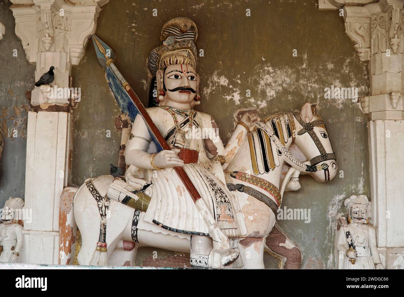 Statua nella sala degli Eroi, Mandor, vicino a Jodhpur, Rajasthan, India, Asia Foto Stock