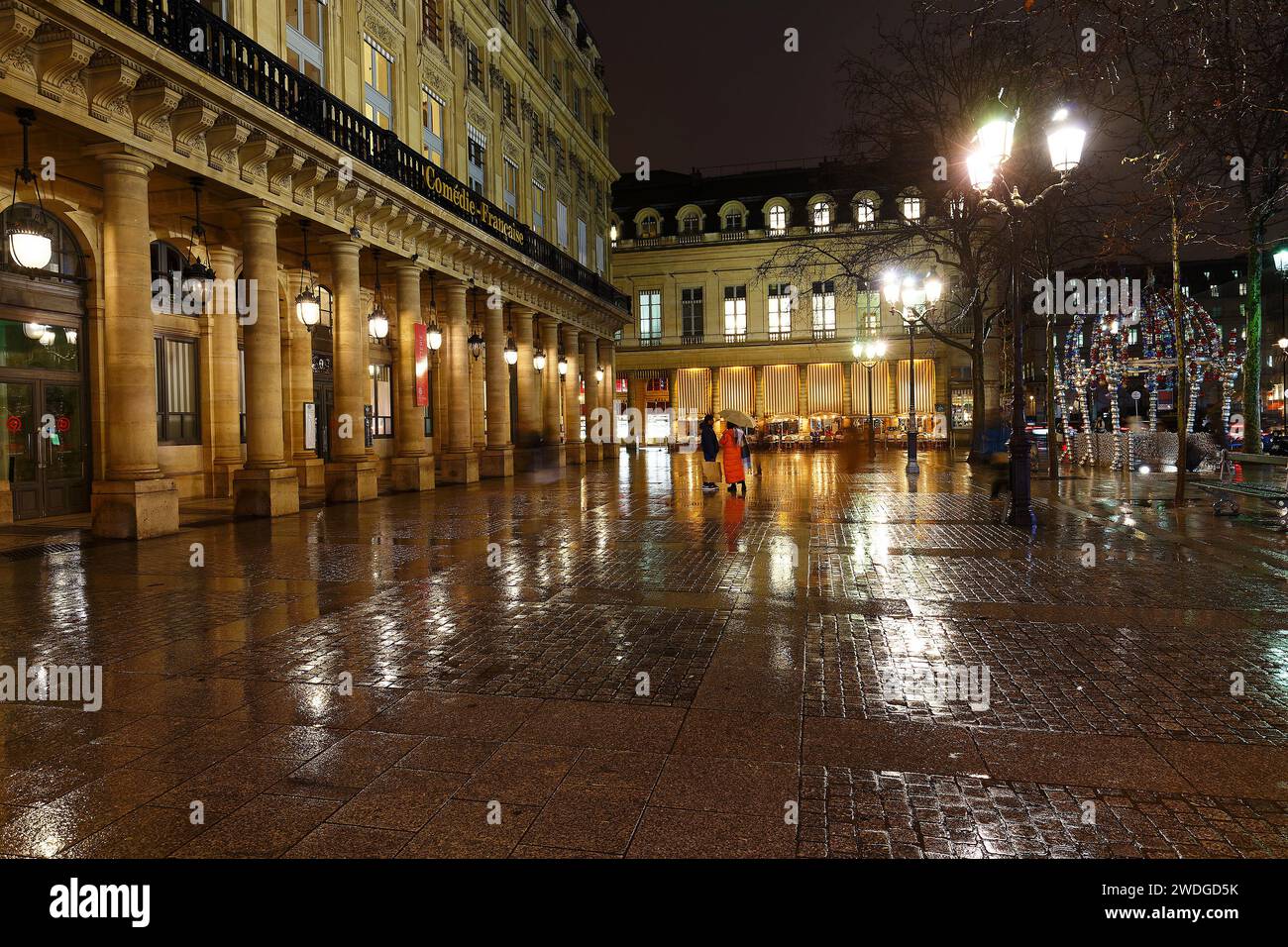 Place Colette la sera delle piogge. Si tratta di una piazza nel primo distretto di Parigi nel quartiere del Palazzo reale. Foto Stock