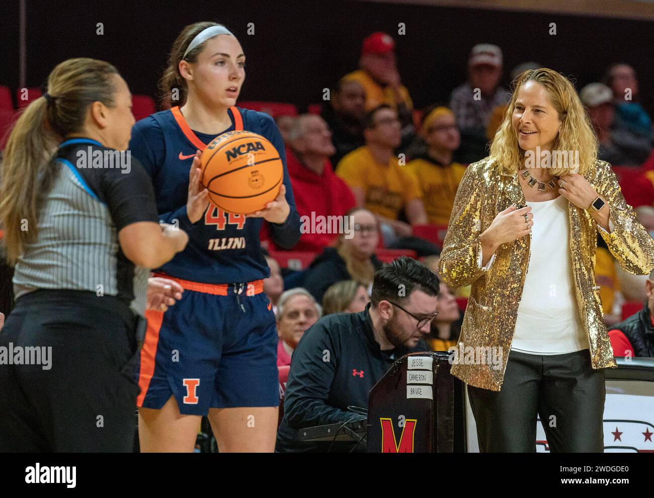 College Park, Stati Uniti. 20 gennaio 2024. COLLEGE PARK, MD: - 20 GENNAIO: L'allenatore del Maryland Brenda Fres ha un problema con l'ufficiale durante una partita di basket femminile tra i Maryland Terrapins e gli Illinois Fighting Illini all'Xfinity Center, a College Park, Maryland, il 20 gennaio 2024. (Foto di Tony Quinn/SipaUSA) credito: SIPA USA/Alamy Live News Foto Stock