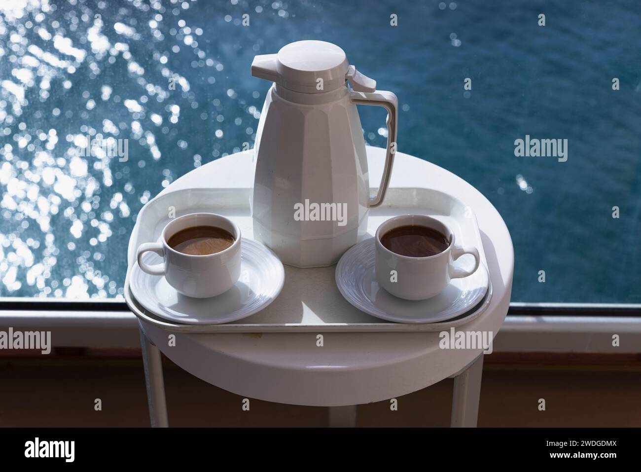 Caffè per due sul balcone della nave da crociera. Foto Stock