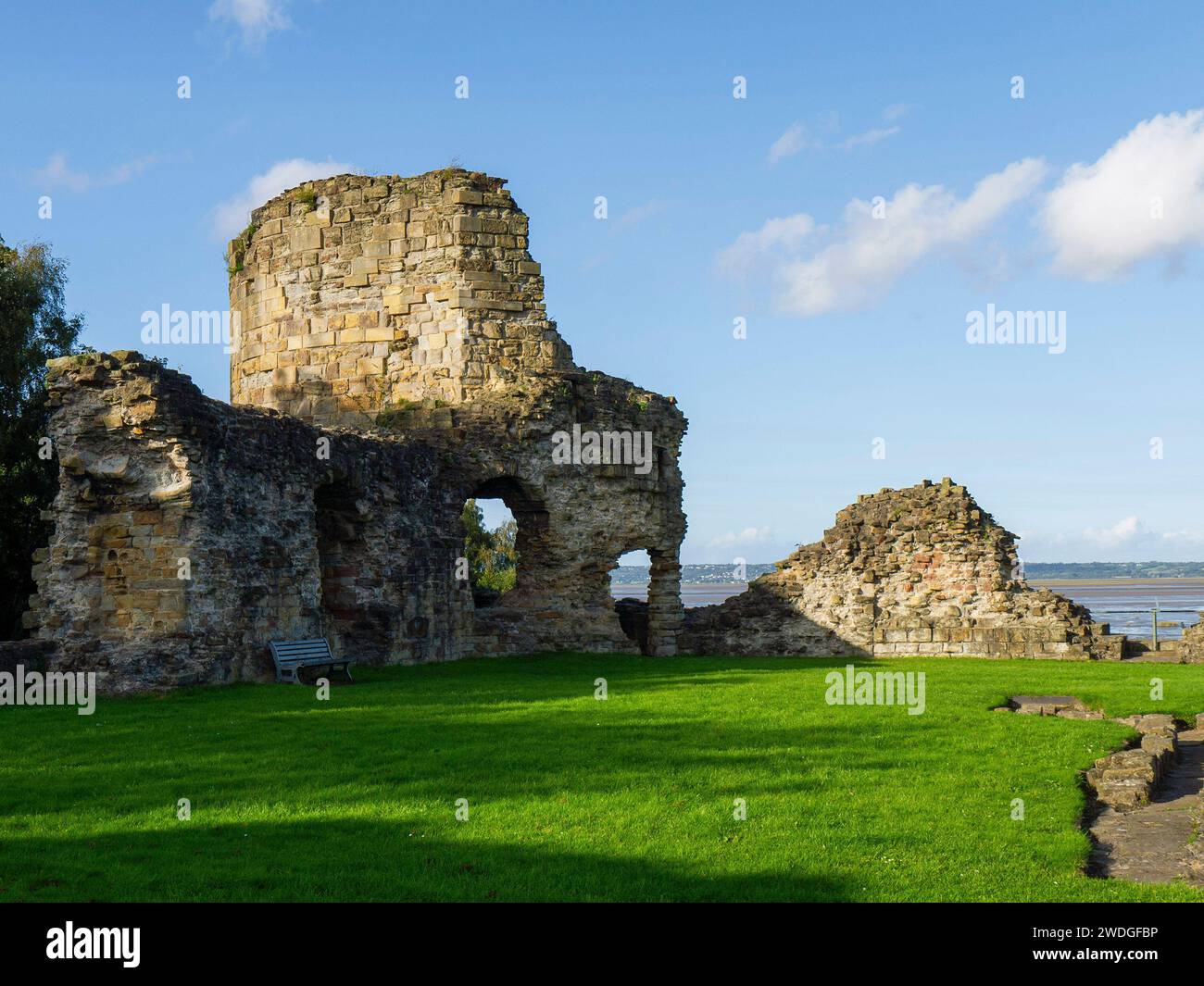 Vista interna dal cortile interno delle rovine del castello di Flint sul fiume Dee Estuary, Flint, Flintshire, Galles, Regno Unito Foto Stock